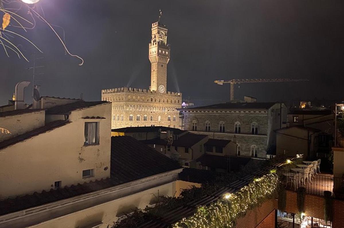 ένα μεγάλο κτίριο με έναν πύργο ρολογιού τη νύχτα