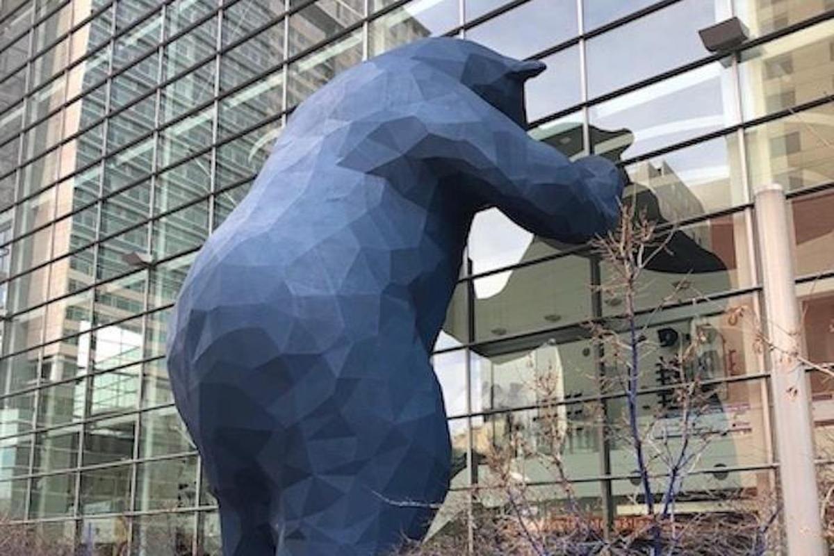 una statua di un orso davanti a un edificio