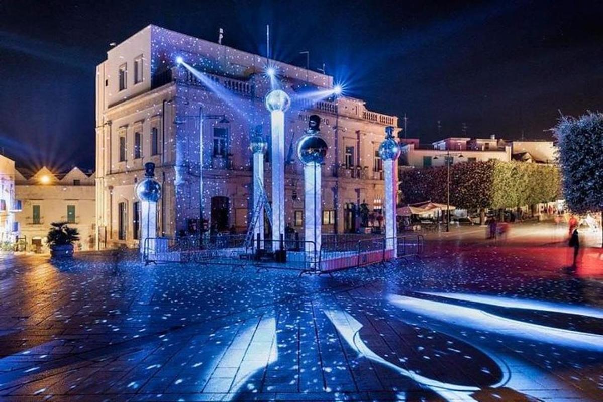 Un gran edificio con luces azules en el frente.