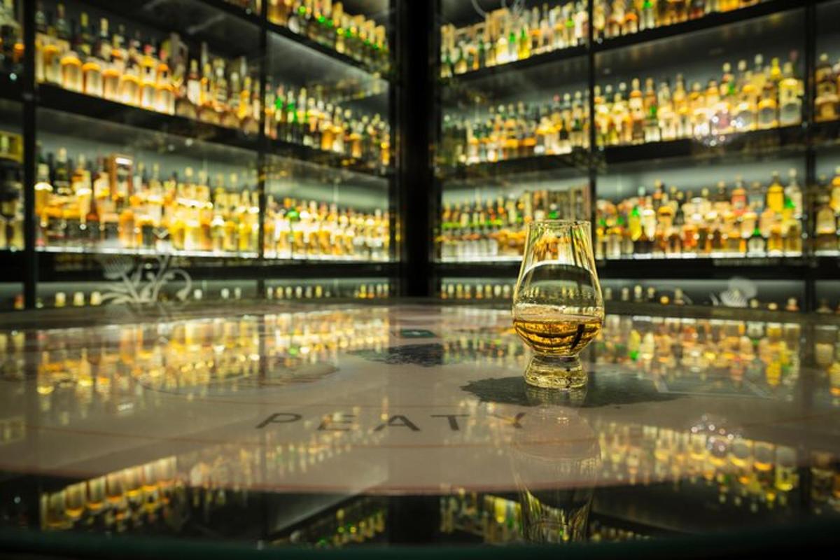 et glass whisky foran en utstilling med alkohol