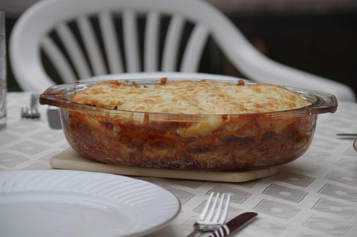 een ovenschotel in een glazen schaal op tafel