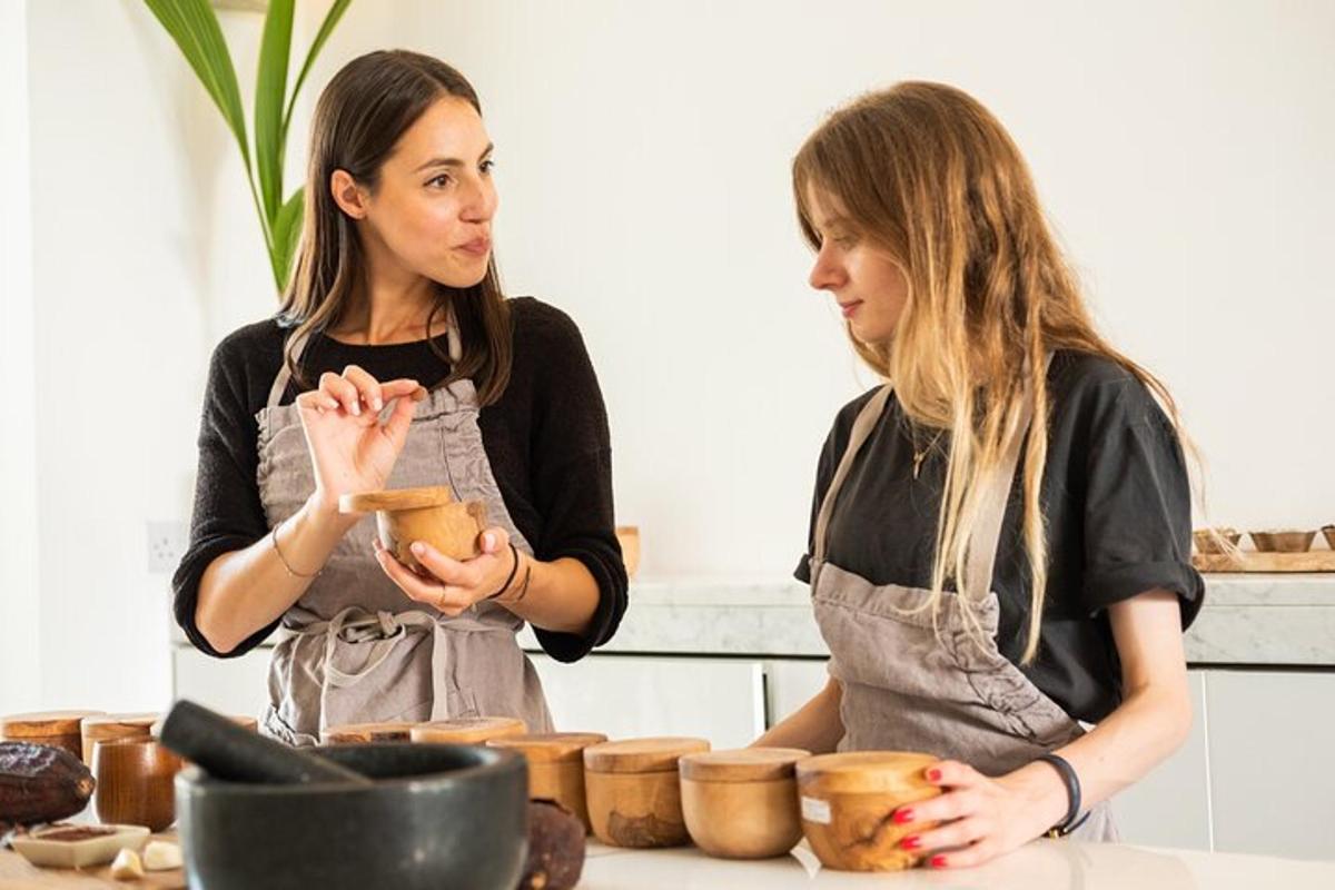 due donne in piedi in una cucina che preparano la ceramica