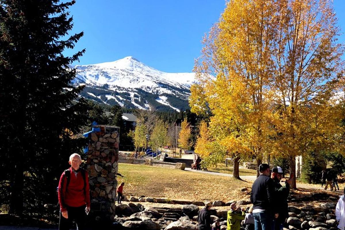 Un grupo de personas de pie frente a una montaña