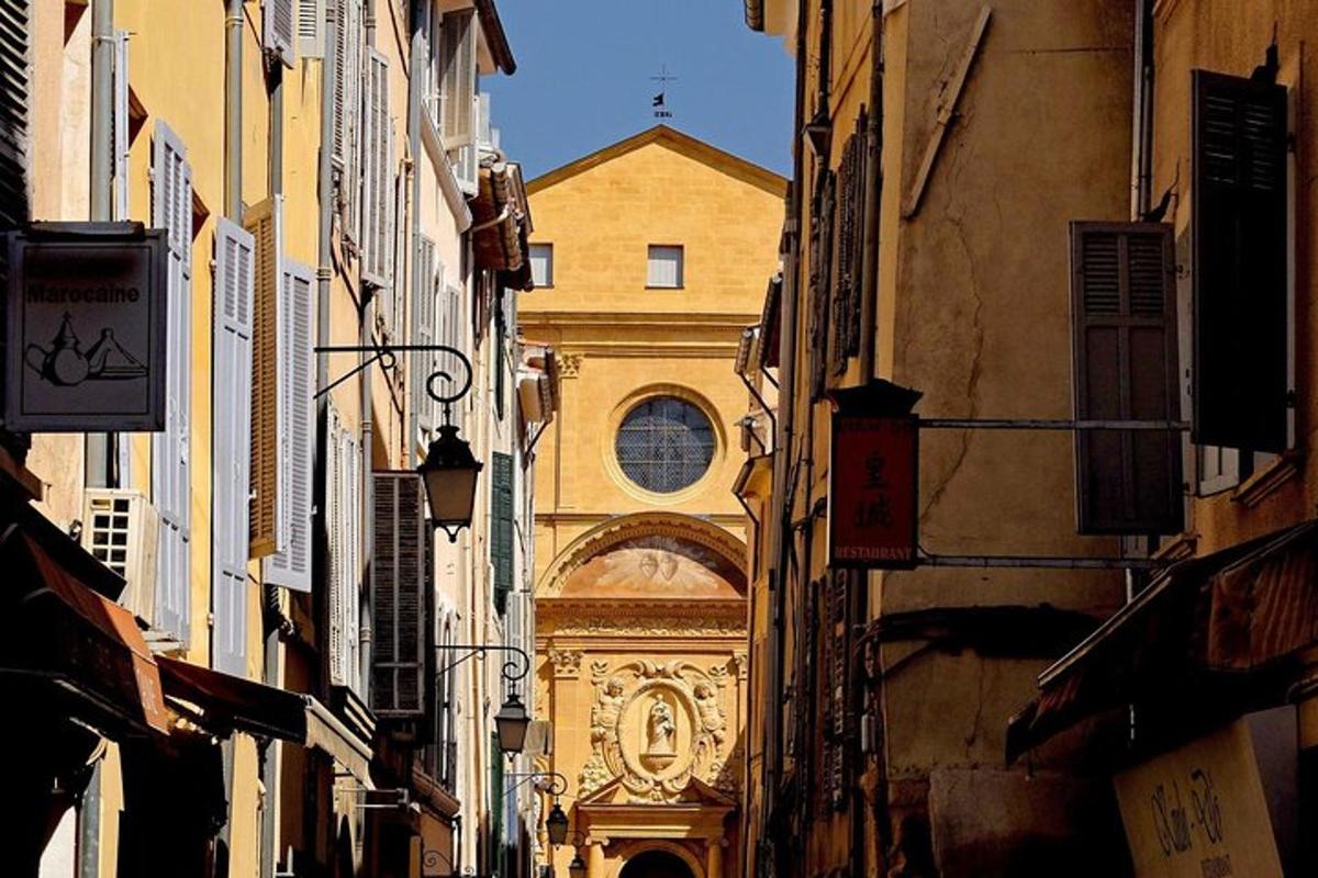 a building in the middle of an alley with a building