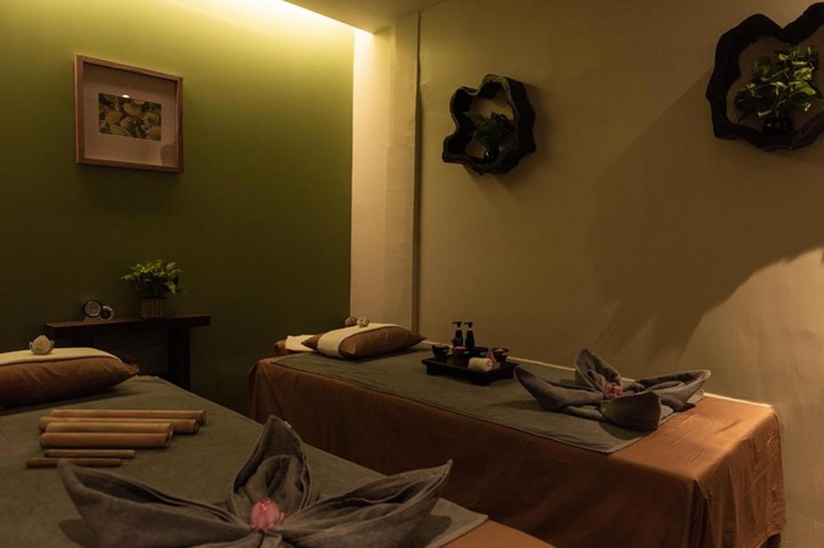 una habitación con dos camas y un espejo