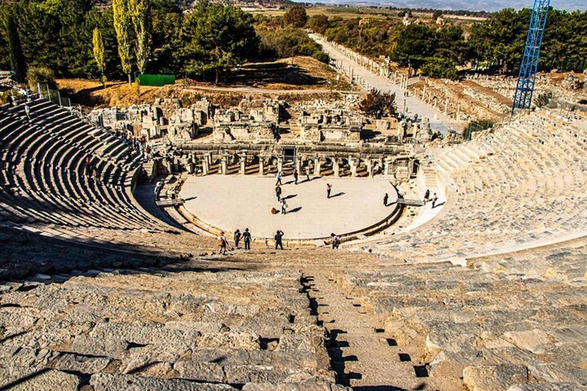 egy üres amfiteátrum, amelyben emberek állnak