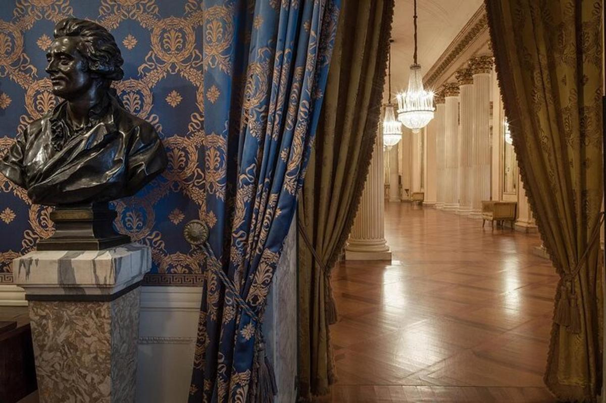 o statuie a unui bust de bărbat într-un hol