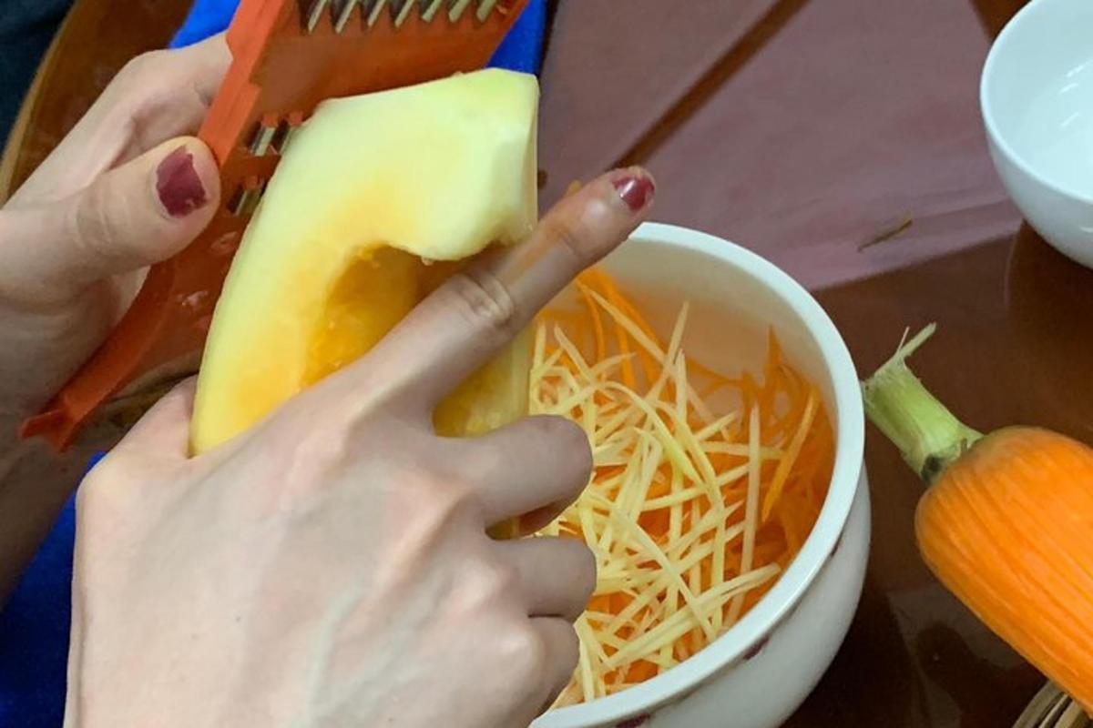seseorang sedang makan makanan daripada semangkuk sup
