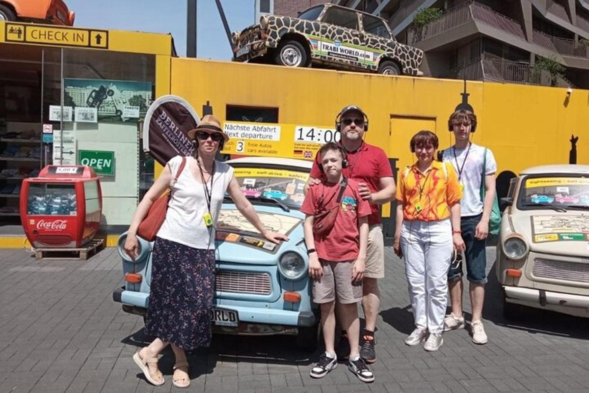 grupp inimesi, kes seisavad auto ees