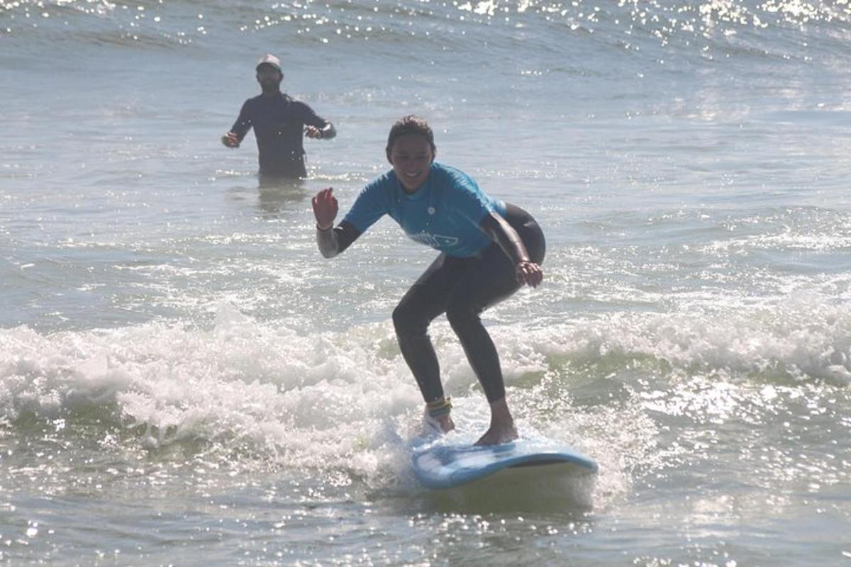muž jazdiaci na vlne na surfovej doske v oceáne