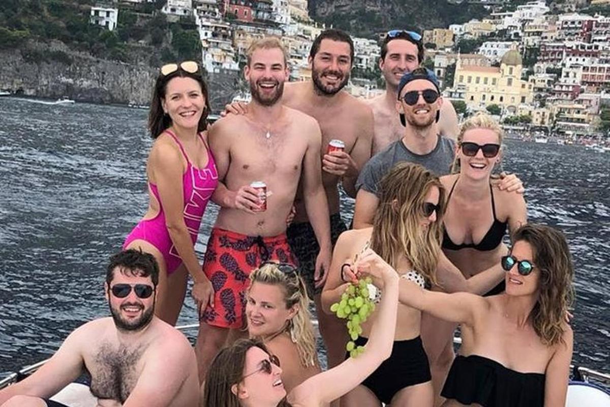 grupp inimesi poseerib paadis pildi jaoks