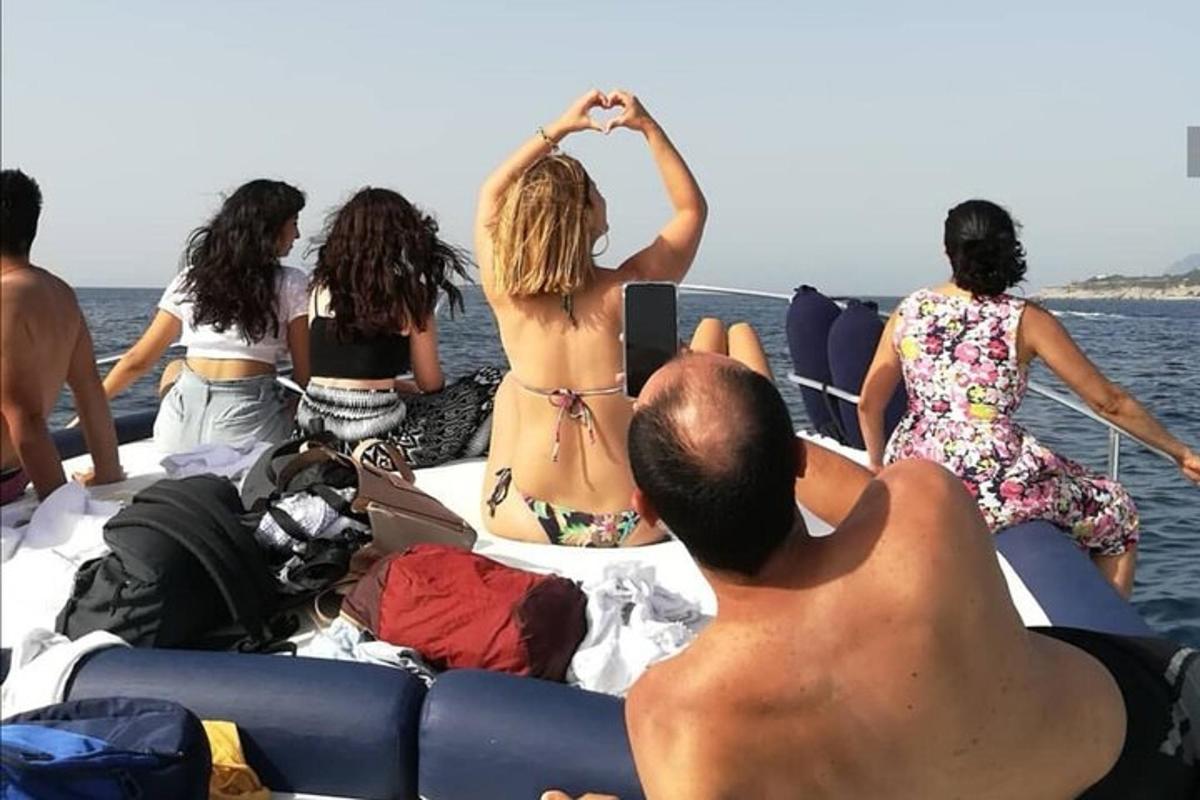 egy csoport ember ül egy csónakban a vízben