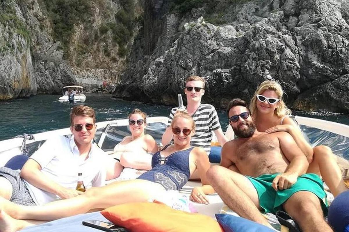 grupp inimesi istub paadi tagaosas