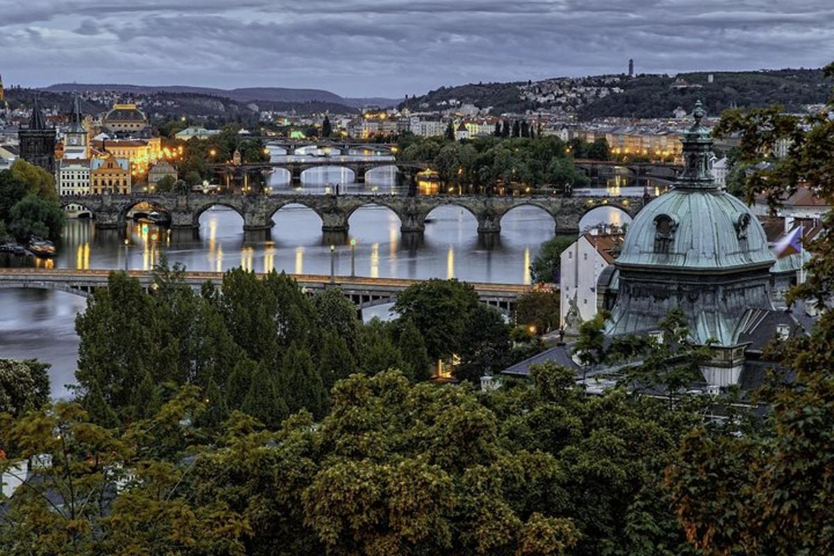 vaade linnale silla ja jõega