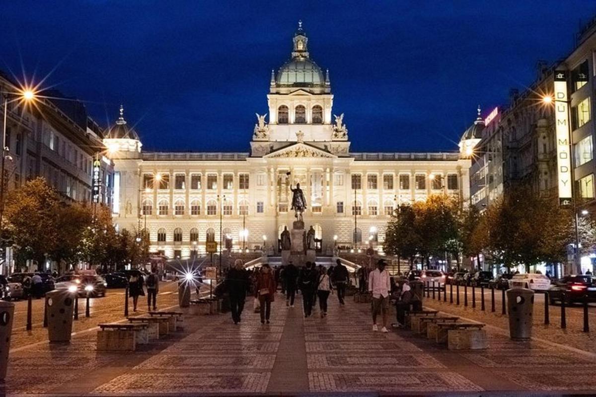suur hoone, mille ees kõnnivad inimesed