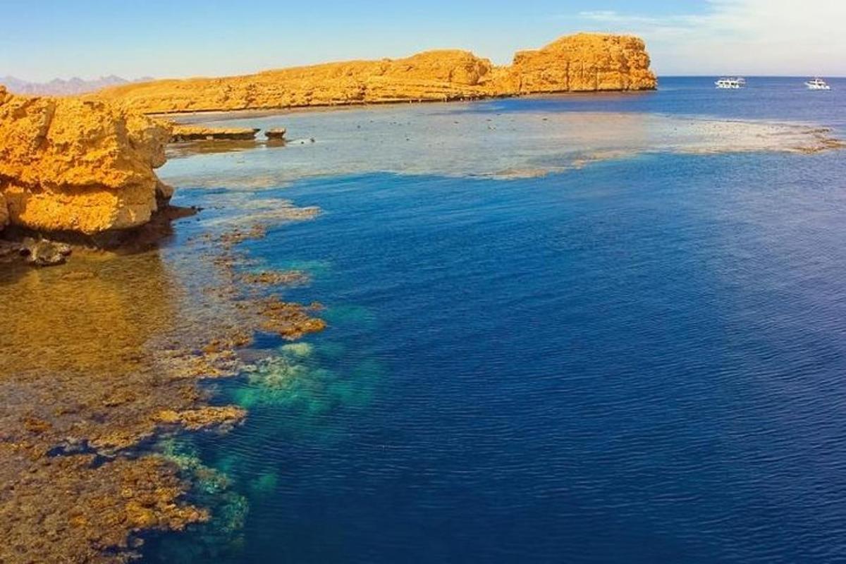 zračni pogled na plažo s skalami in oceanom