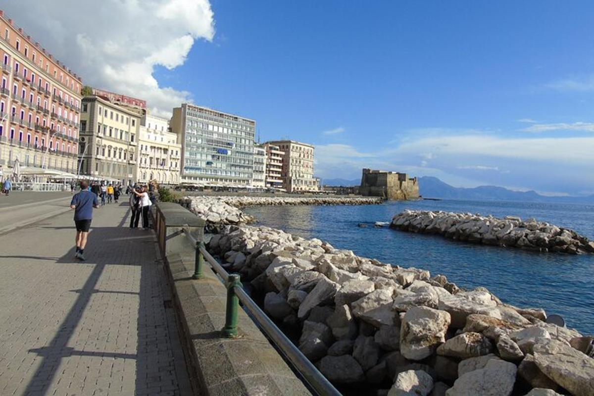 skupina ljudi, ki hodijo po pločniku blizu vode