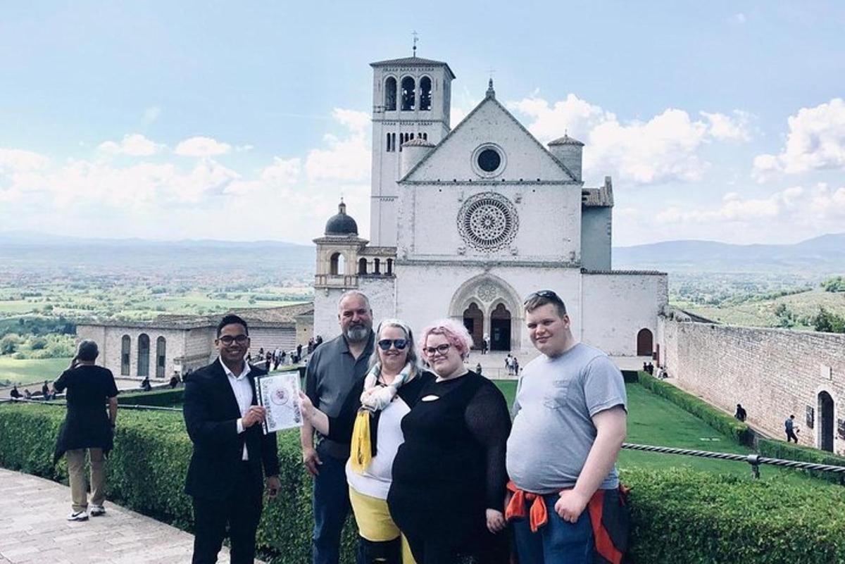 un grup de oameni care stau în fața unui castel