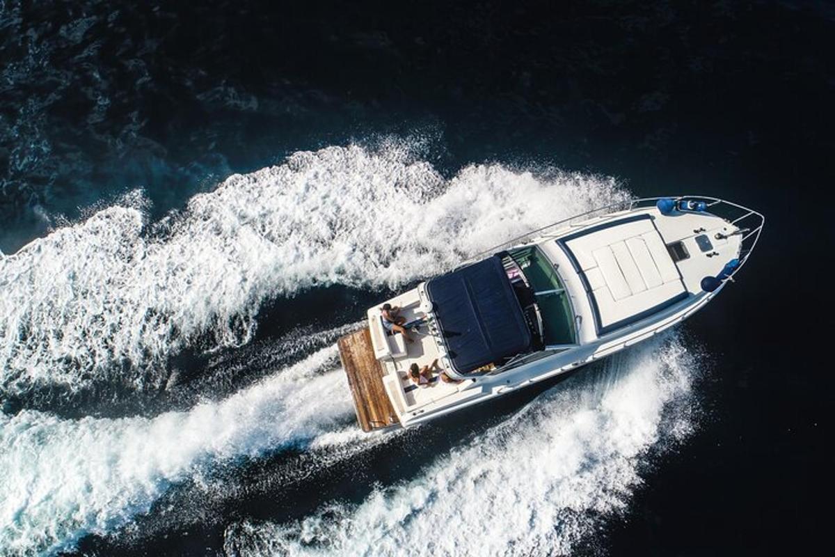 un barco en el agua con una ola