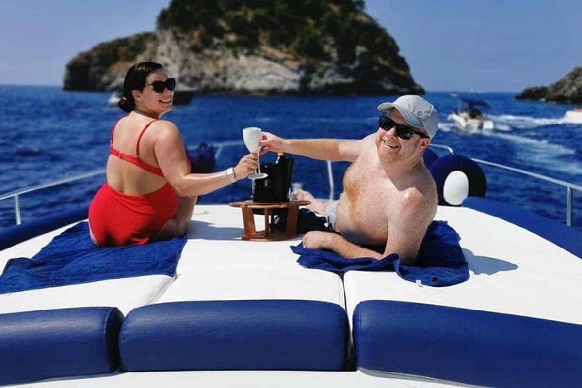 um homem e uma mulher sentados em um barco na água