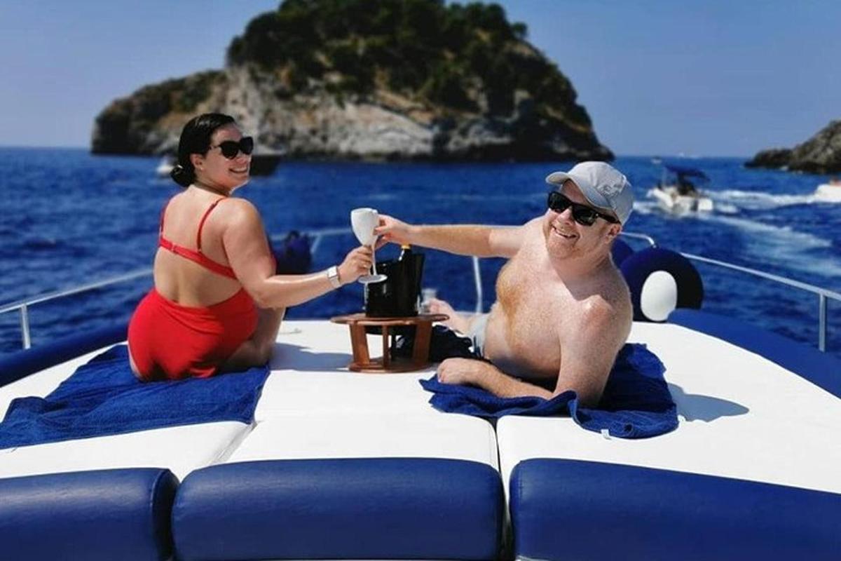 ένας άντρας και μια γυναίκα κάθονται σε μια βάρκα στο νερό