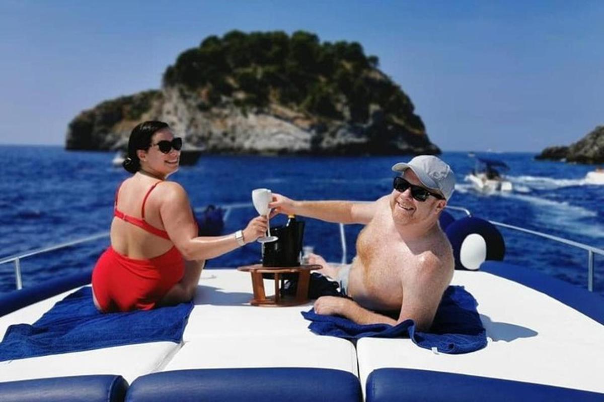 egy férfi és egy nő ül egy csónakban a vízen