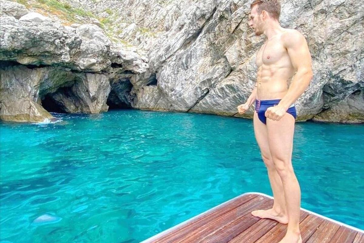 um homem em pé em um barco na água
