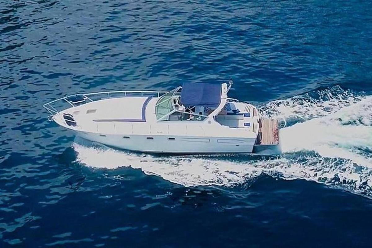 ein weißes Boot, das im Wasser schwimmt