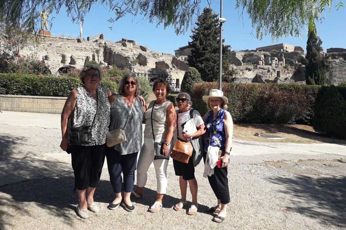 μια ομάδα γυναικών που ποζάρουν για μια φωτογραφία μπροστά στην ακρόπολη