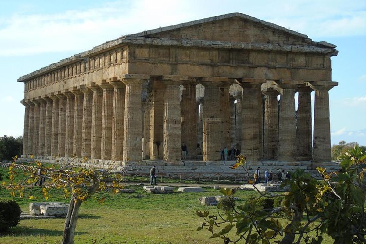 ένα μεγάλο πέτρινο κτίριο με κίονες σε ένα χωράφι