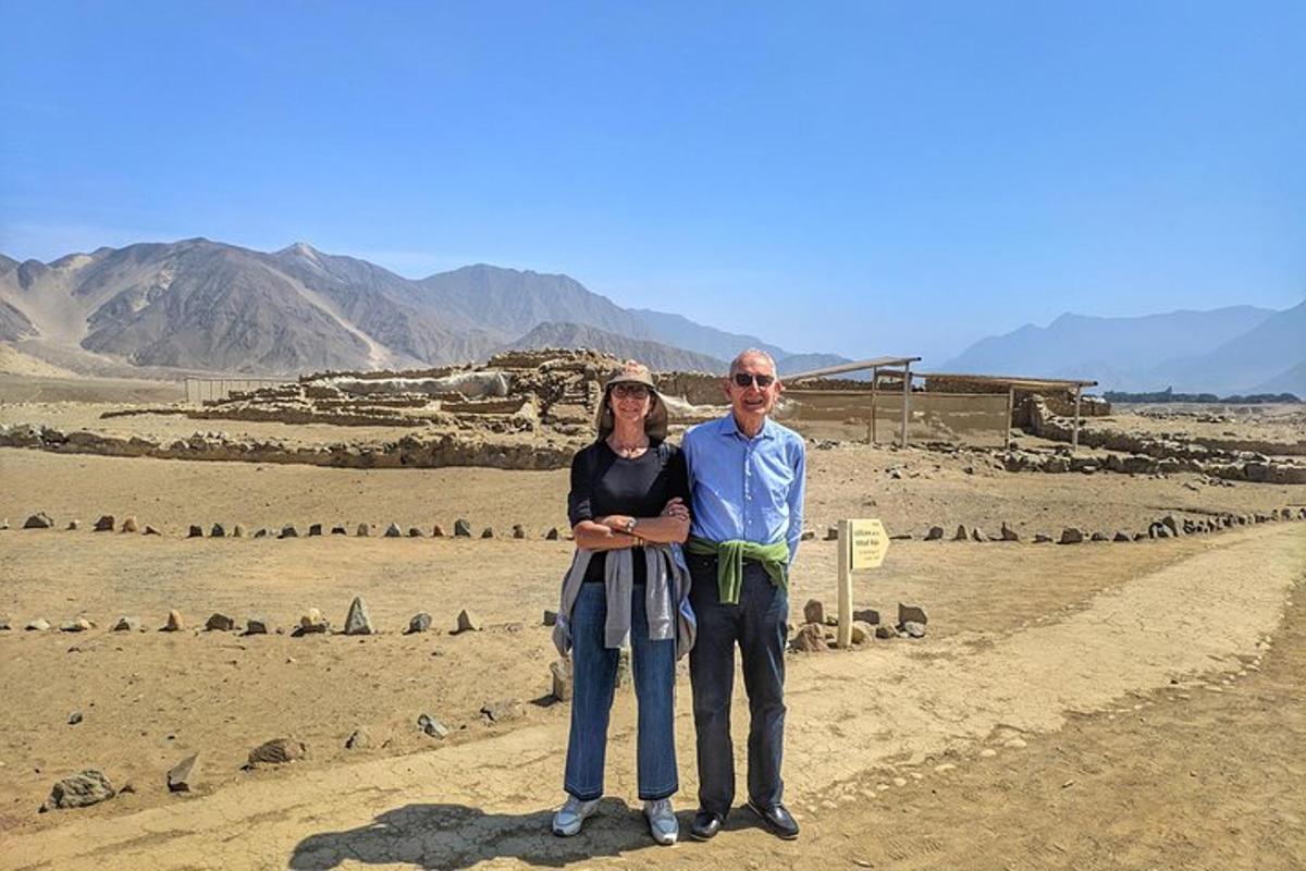 un uomo e una donna in piedi nel deserto
