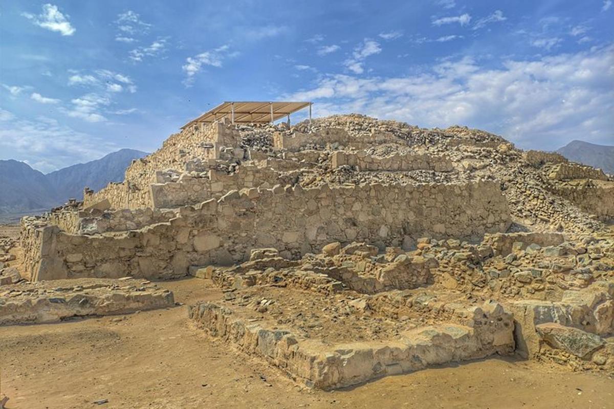 um edifício de pedra no topo de uma montanha