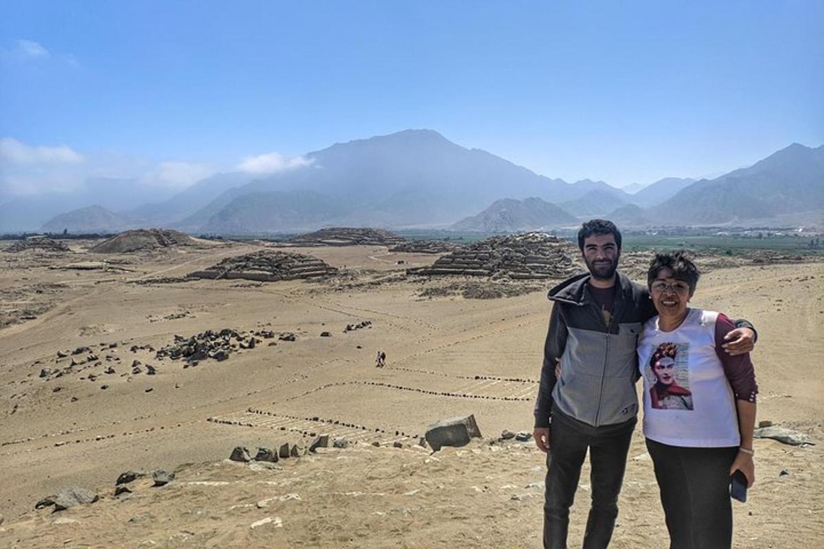 un uomo e una donna in piedi nel deserto