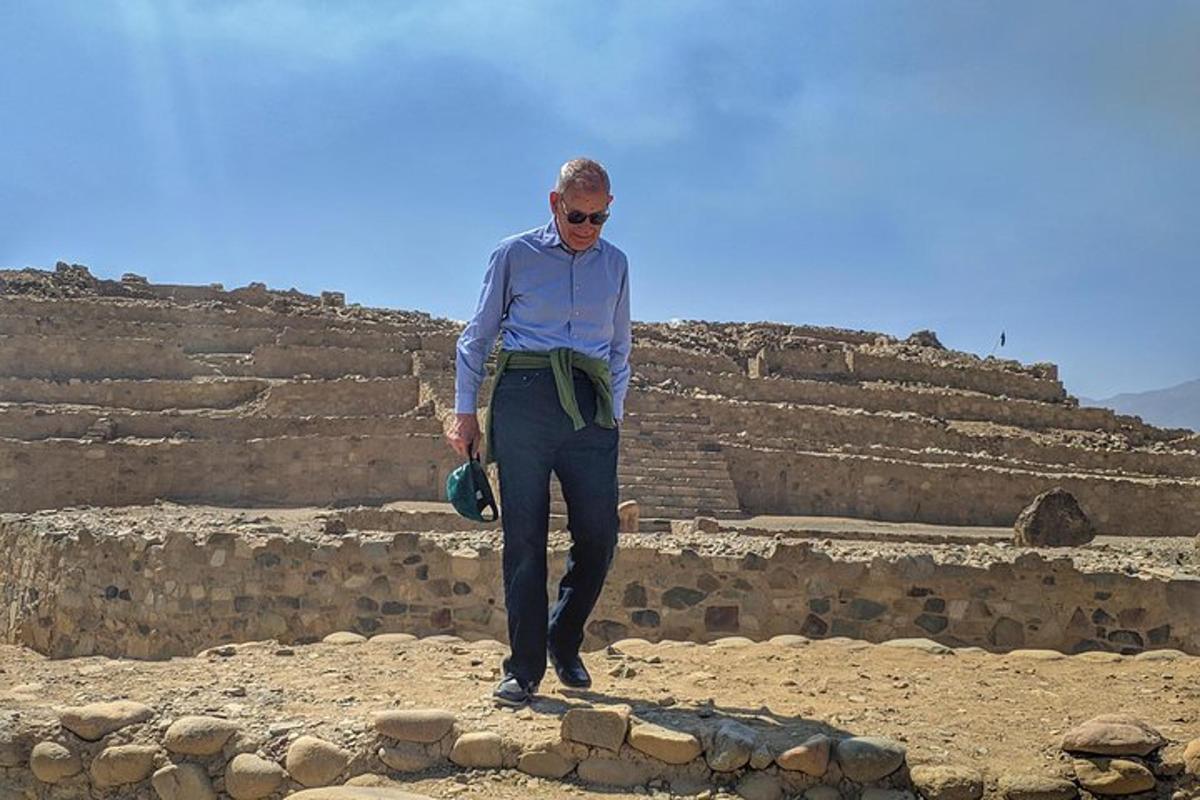 un uomo in piedi in cima ad alcune rovine