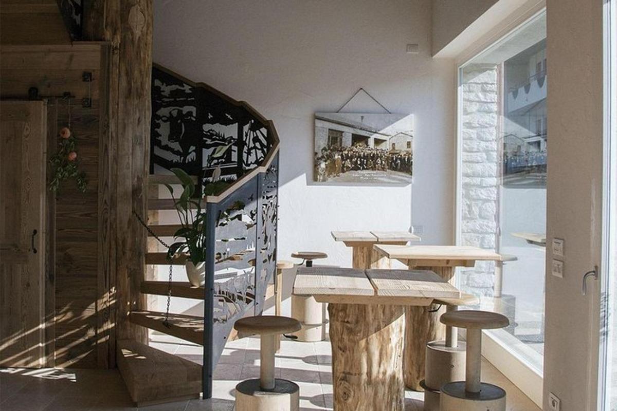 herbergi með borðum og stólum og stiga