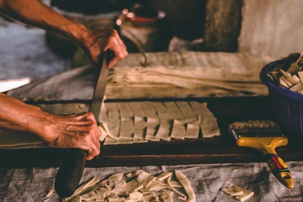 una persona cortando un trozo de papel con un cuchillo