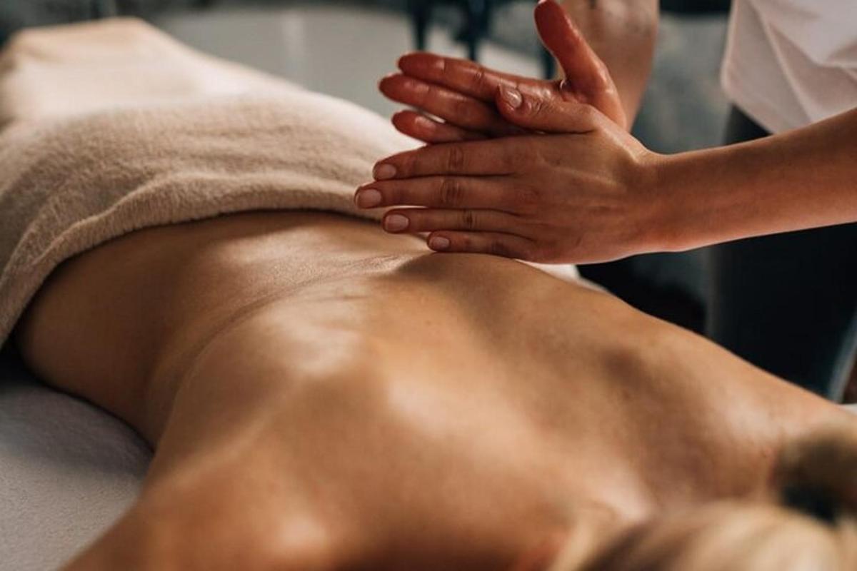 muž dostává masáž zad od terapeuta