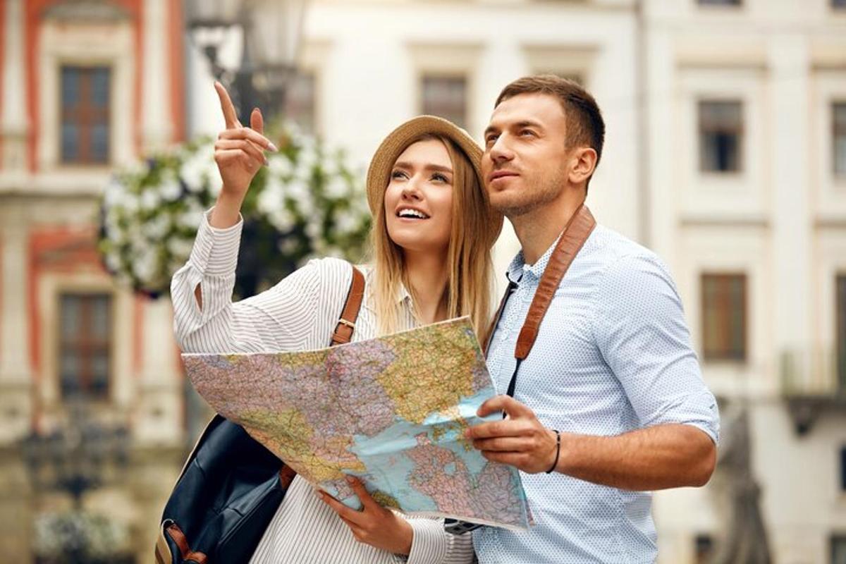mężczyzna i kobieta patrzą na mapę