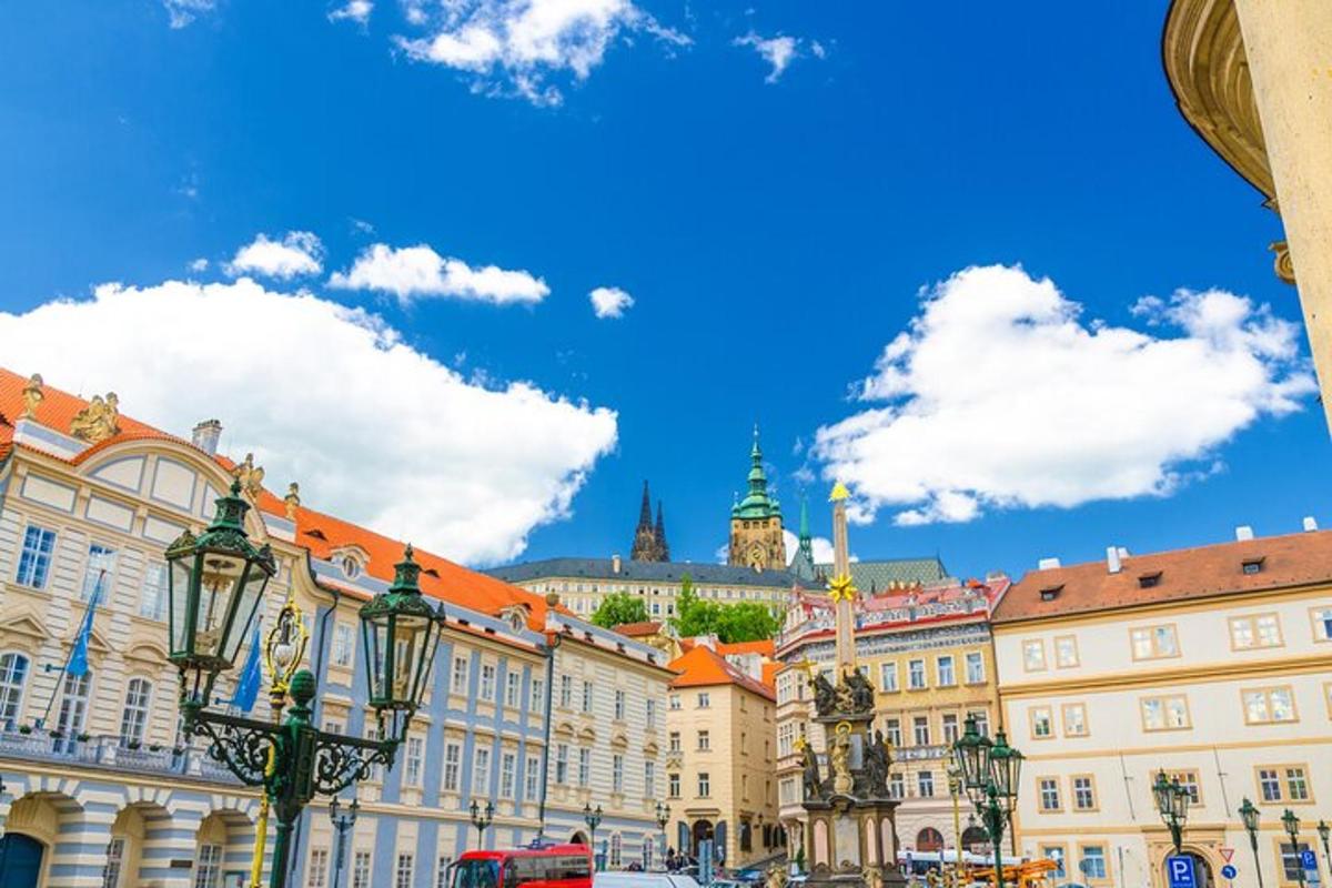 widok ulicy w mieście z budynkami