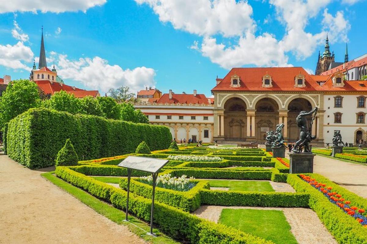 ogród przed budynkiem ze statuą