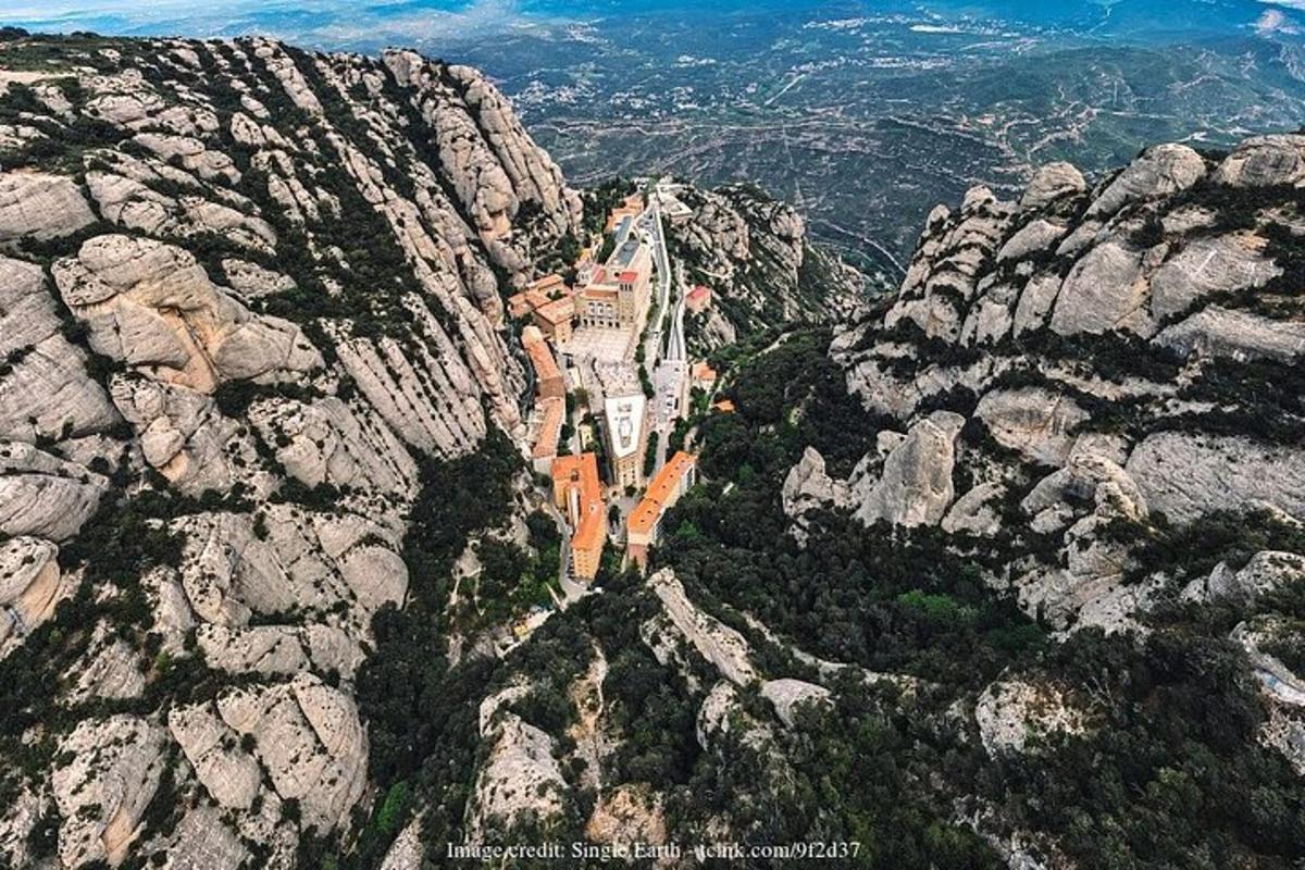 zračni pogled na samostan na pobočju gore