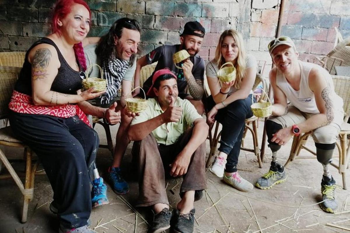 un grup de persones posant per a una foto