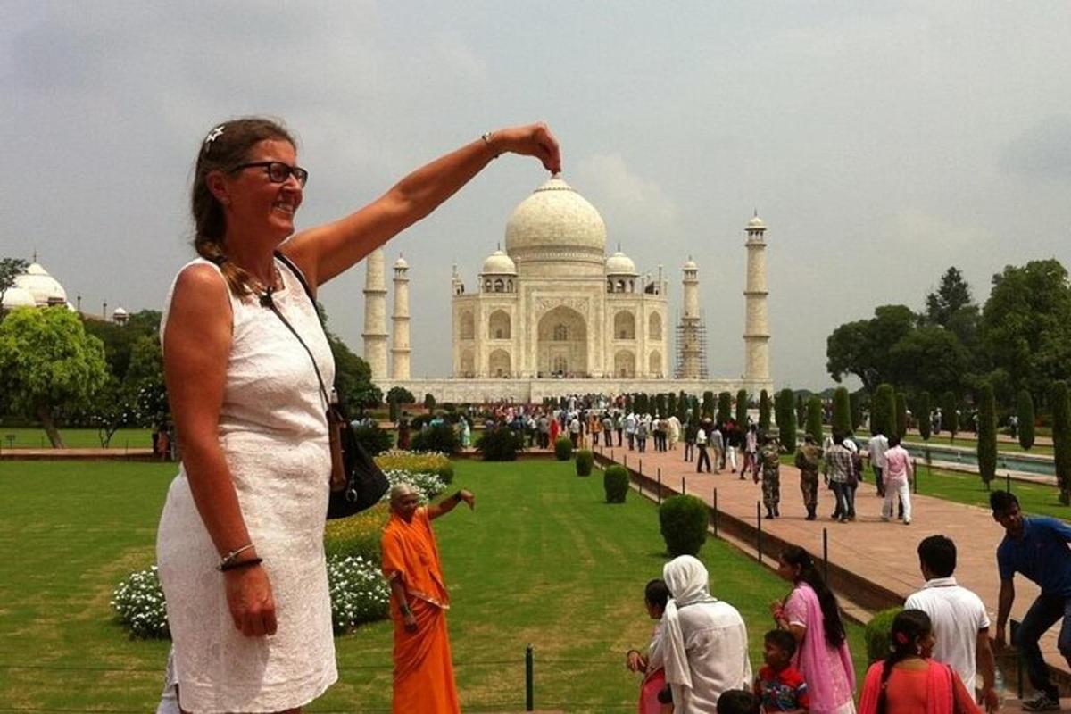 una dona dempeus davant del Taj Mahal