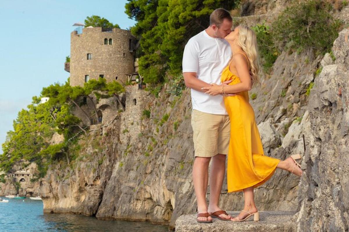 un uomo e una donna in piedi su una roccia con un castello