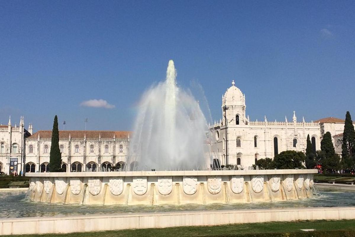 una fontana di fronte a un edificio con un edificio