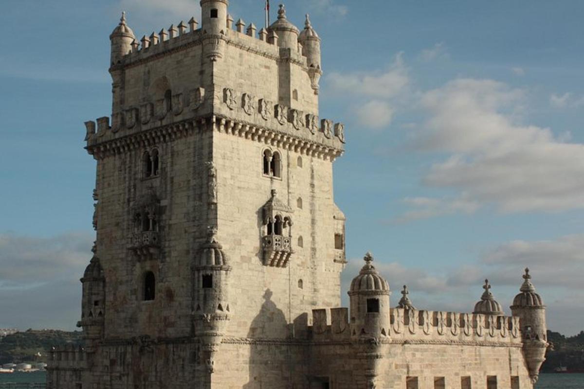 un edificio con una torre in cima