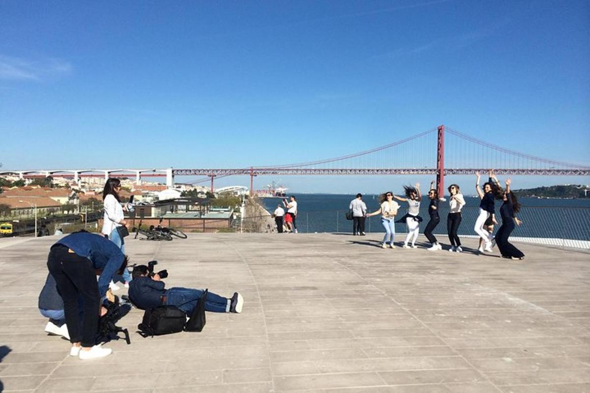 un grup de persones fent-se fotos davant d'un pont