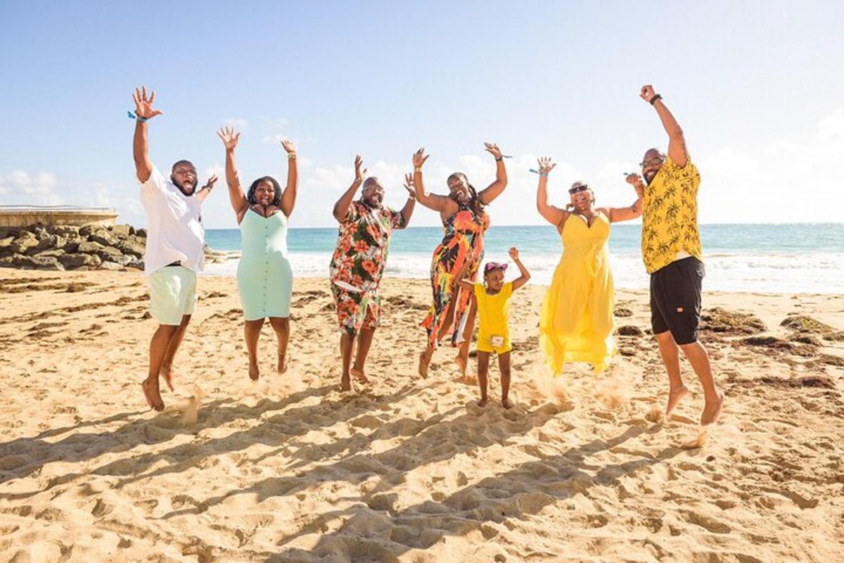 um grupo de pessoas pulando na praia