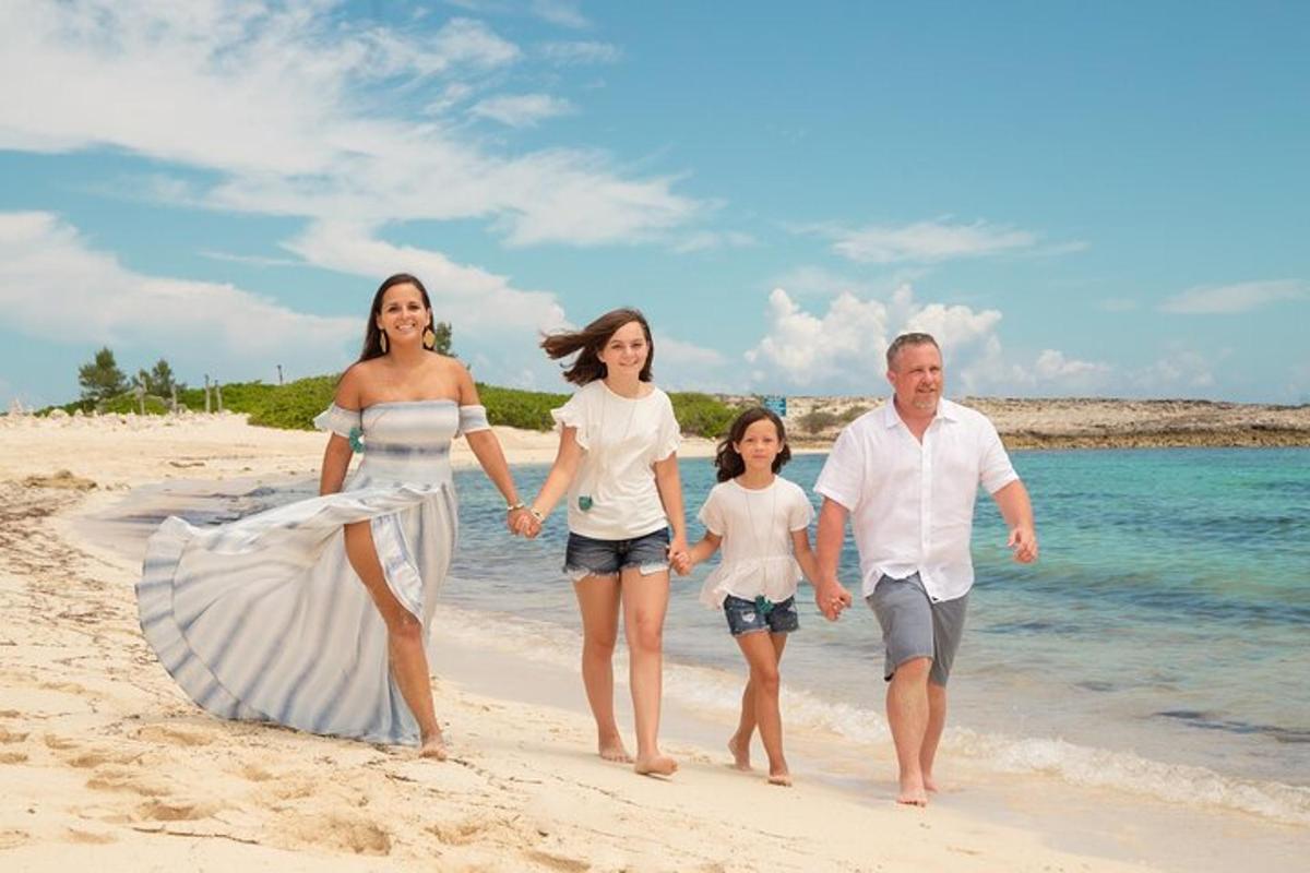 uma família caminhando na praia na praia