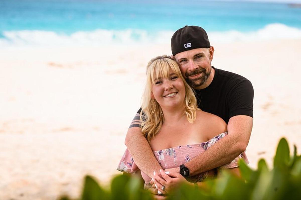um homem e uma mulher se abraçando na praia